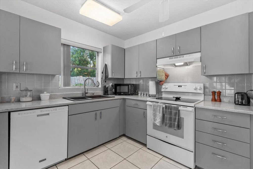 Photo of 1602 27th Street W, Bradenton, FL 34205 (MLS # A4684444)