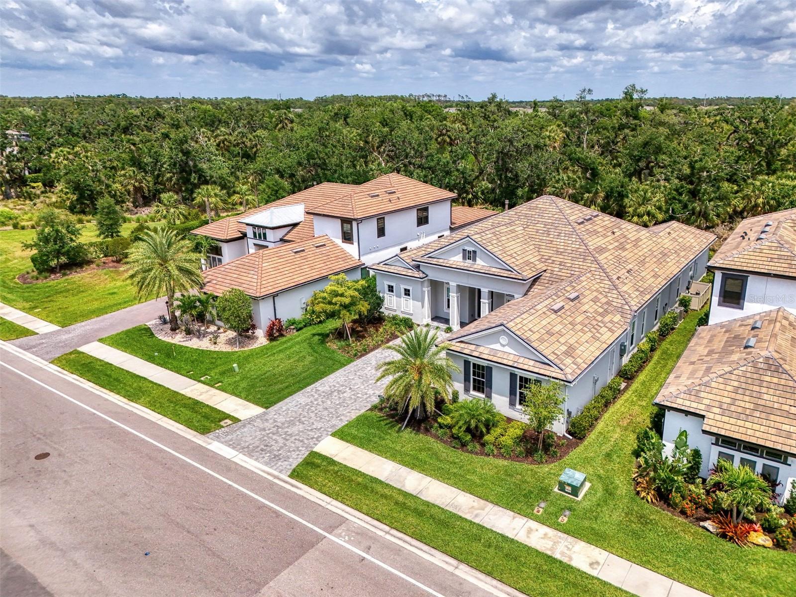 9048 LUNA LANE