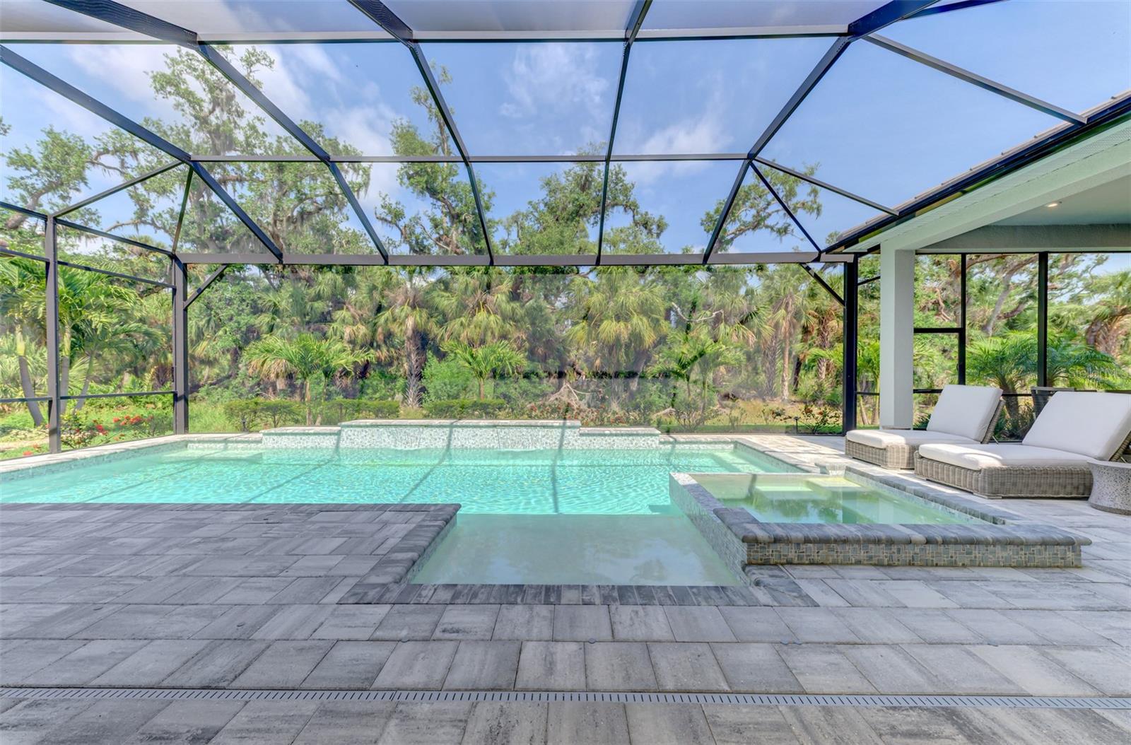 9048 LUNA LANE