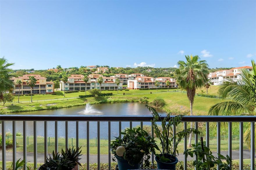 This second-level penthouse offers approximately 1,800 sq ft of living space, featuring a spacious terrace and a balcony with spectacular lake views. Fully furnished, it provides a classic, comfortable, and cozy atmosphere. Airbnb is allowed, making it ideal for vacation use, investment, or full-time living.
The apartment includes 3 bedrooms, 2.5 bathrooms, living and dining areas, kitchen, laundry, A/C throughout, 2 assigned parking spaces, golf cart parking, and 24/7 security.