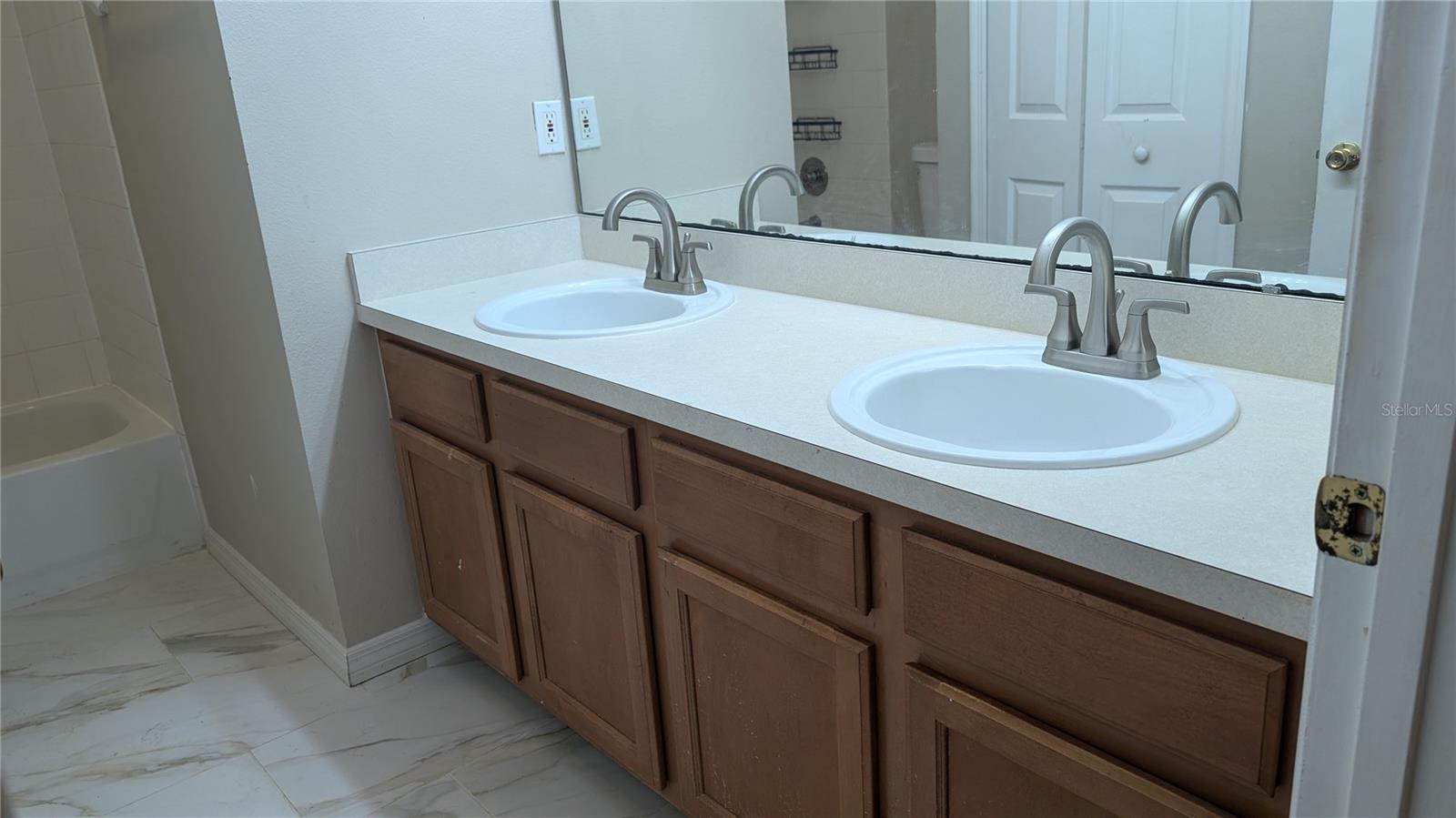 RYBOLT RESERVE PH 01 49 95 - Residential Lease