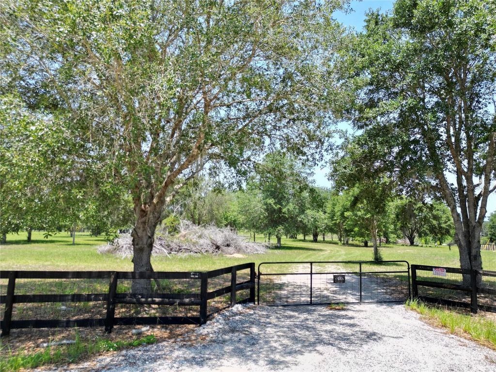 Photo of Tbd SE 55 Place, Ocklawaha, FL 32179 (MLS # OM728411)
