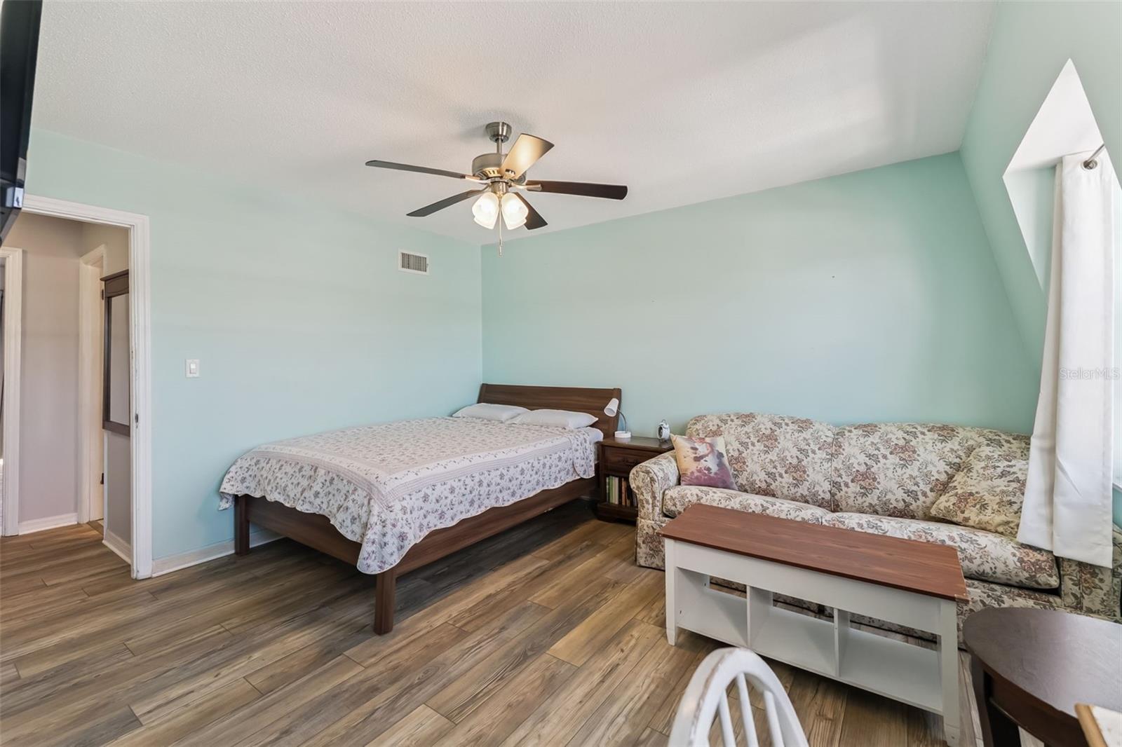 COLONIAL TWNHS CONDO APT PH 01 - Residential