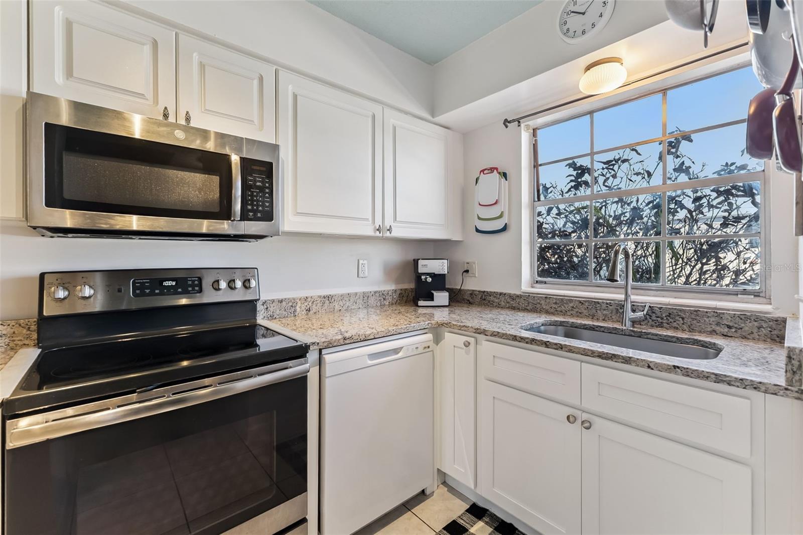 COLONIAL TWNHS CONDO APT PH 01 - Residential