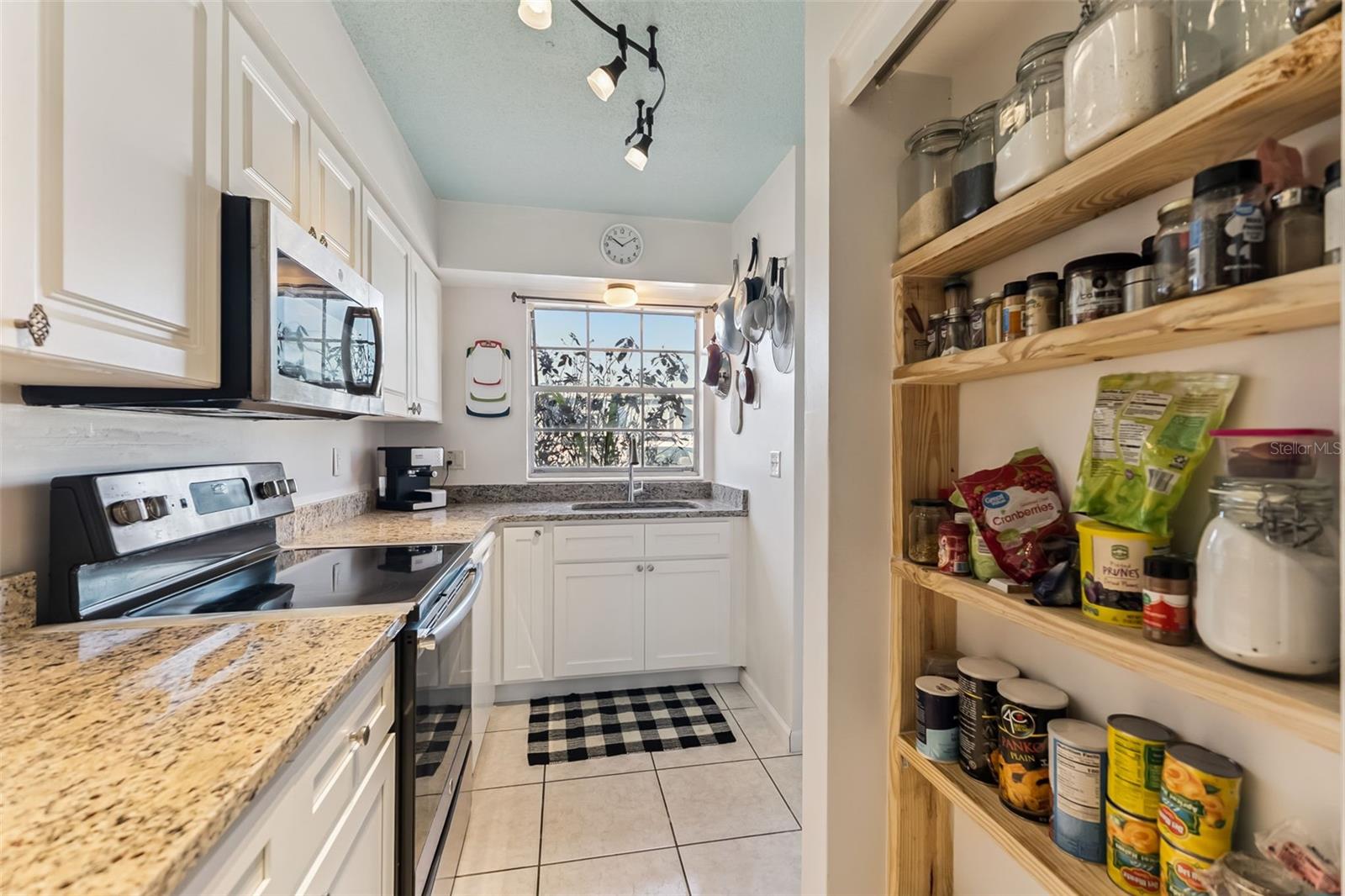 COLONIAL TWNHS CONDO APT PH 01 - Residential