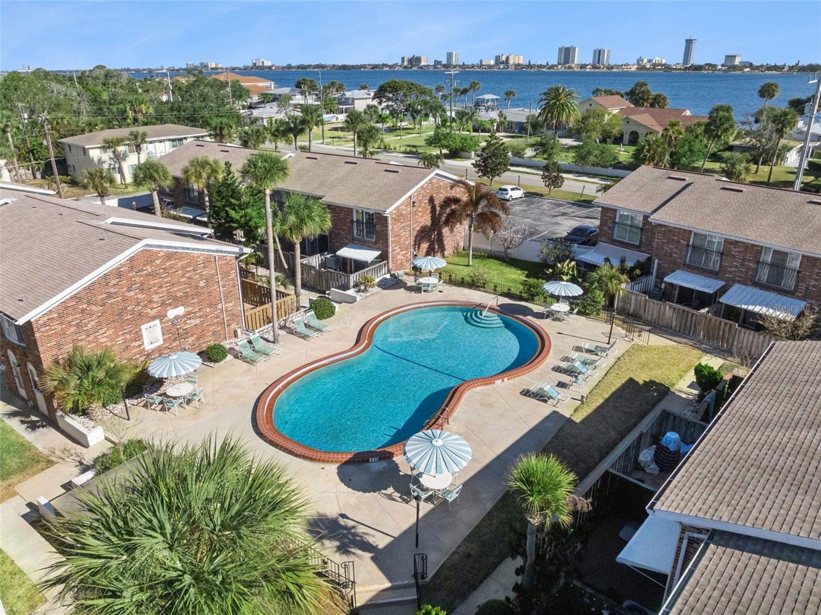 COLONIAL TWNHS CONDO APT PH 01 - Residential