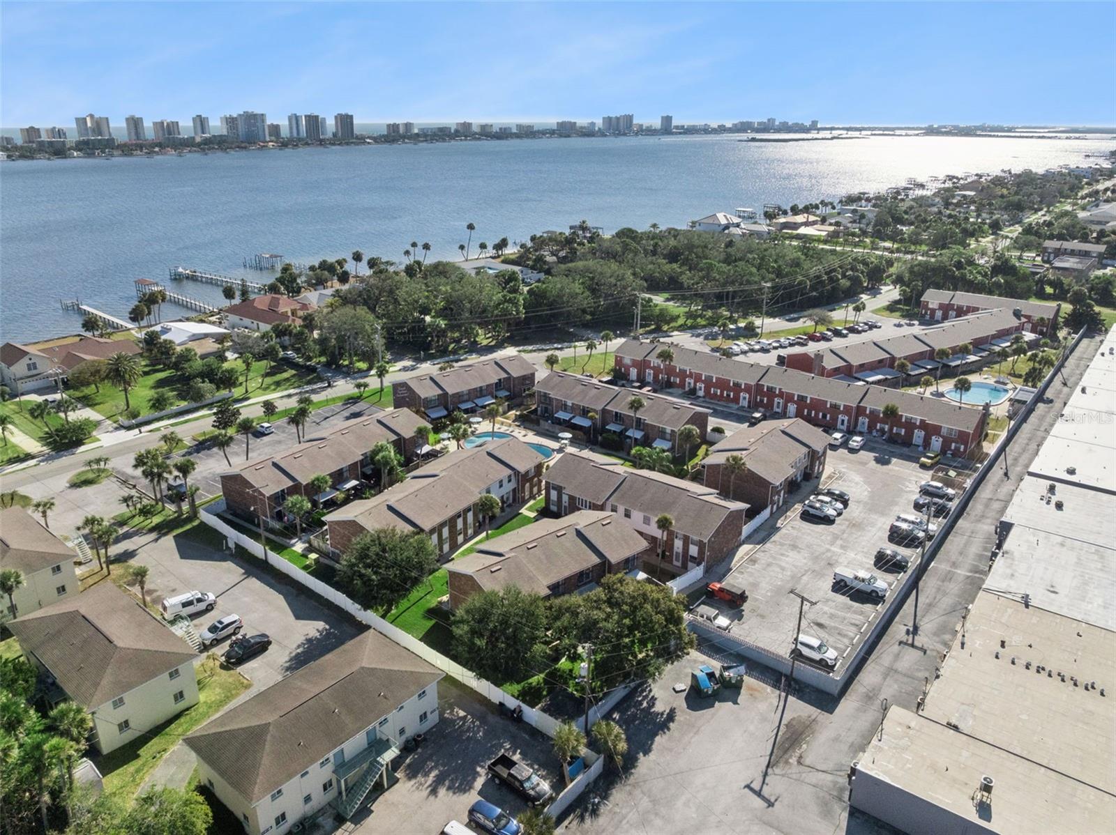 COLONIAL TWNHS CONDO APT PH 01 - Residential