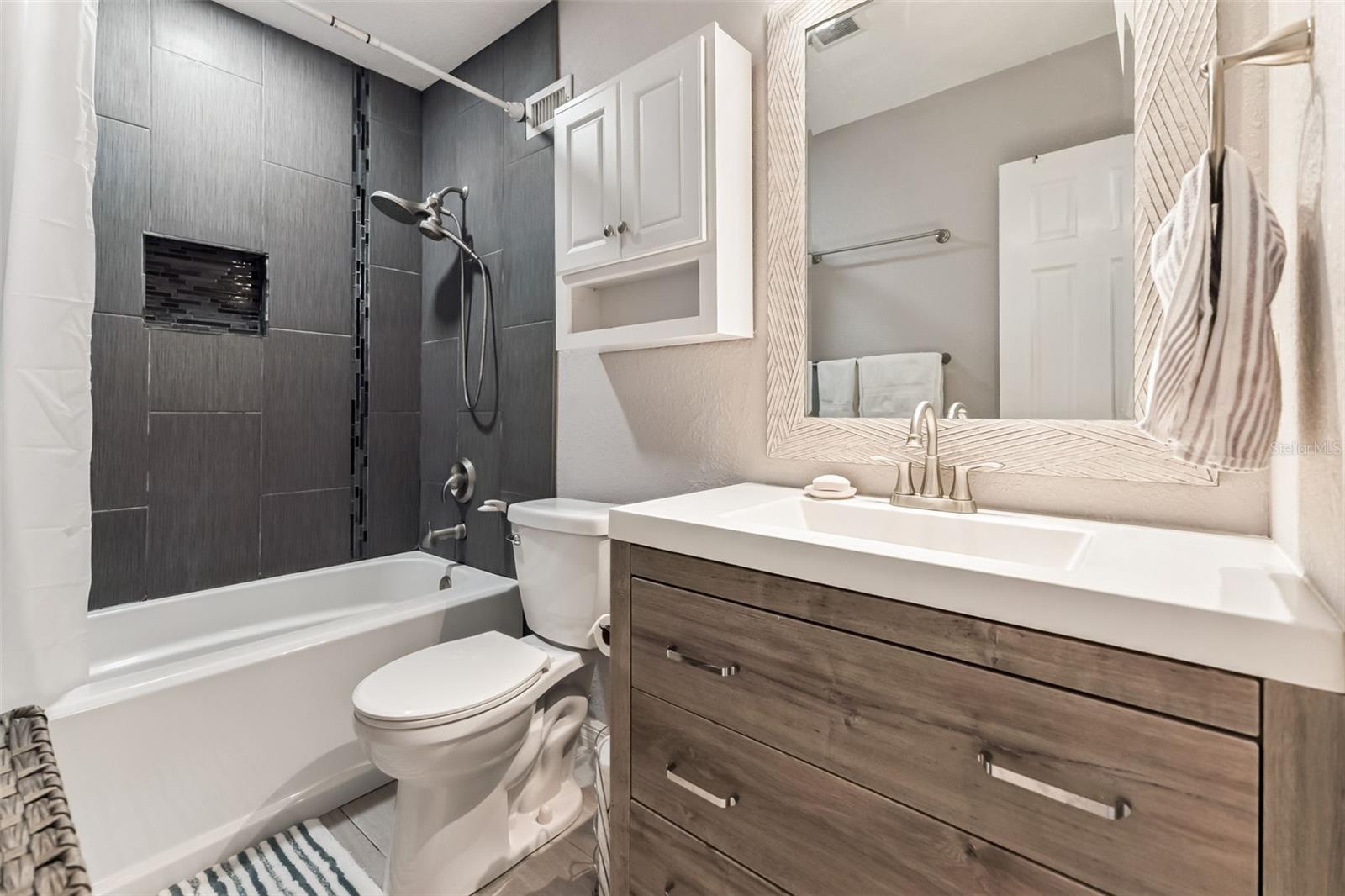 COLONIAL TWNHS CONDO APT PH 01 - Residential