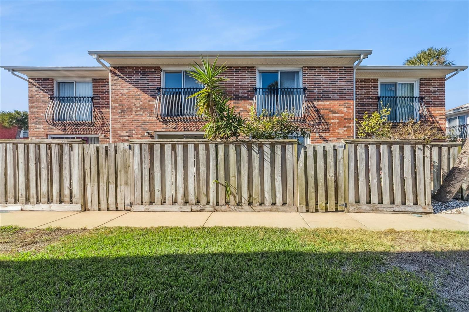 COLONIAL TWNHS CONDO APT PH 01 - Residential