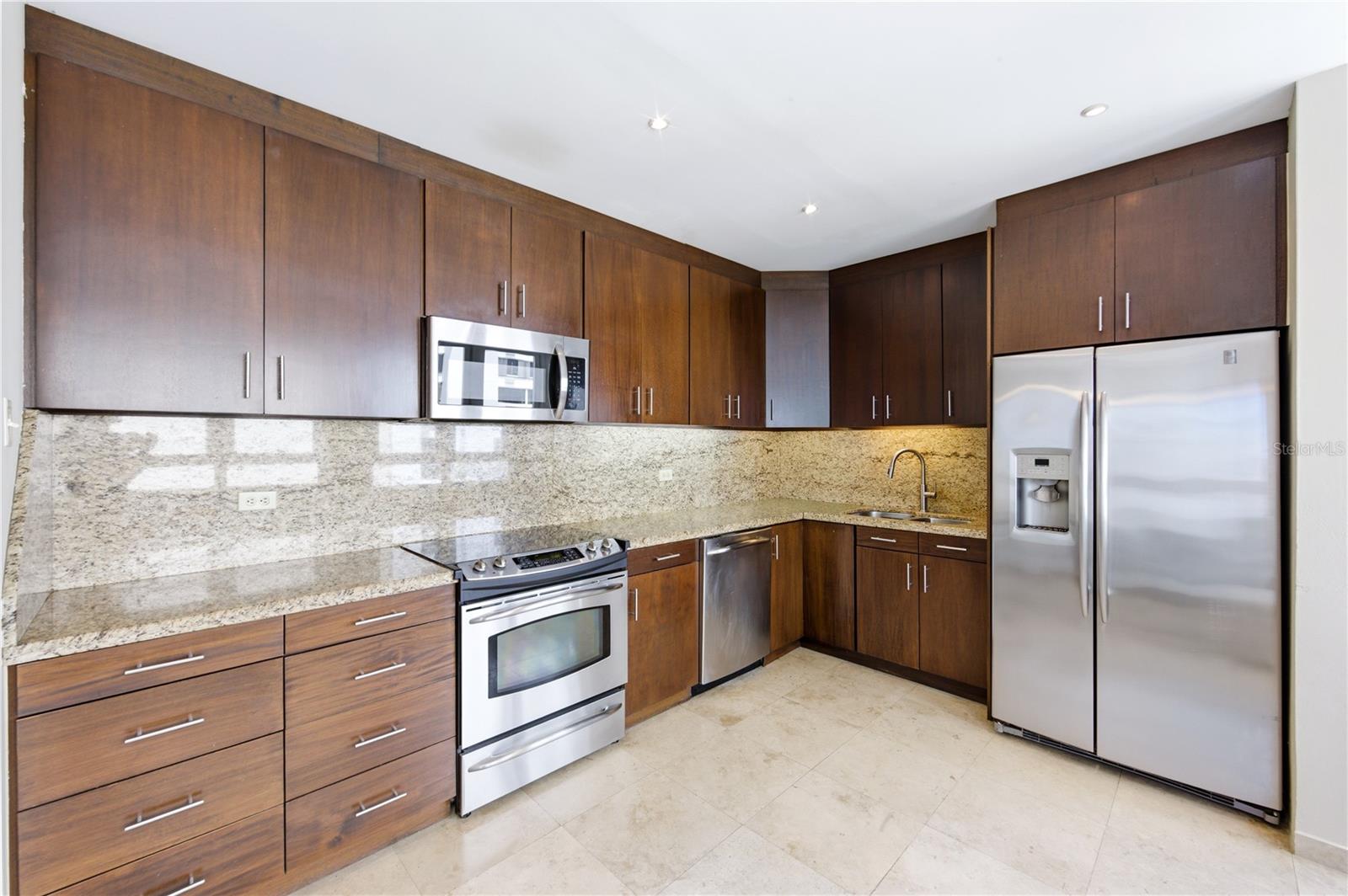 CONDADO TOWERS - Residential