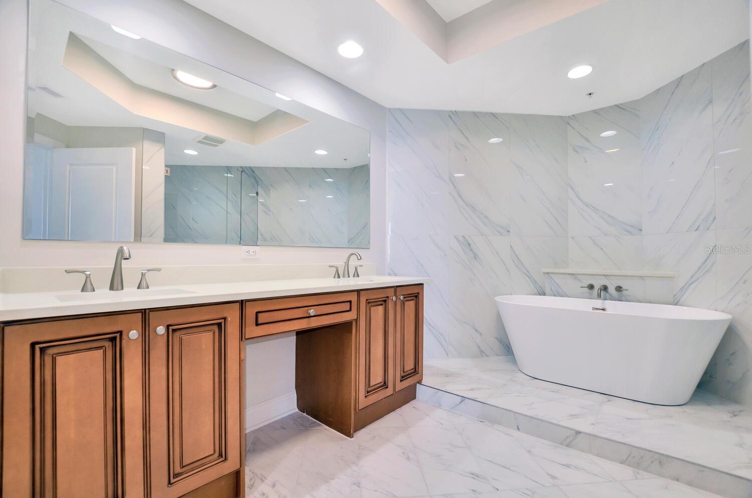 CASTILLO AT WESTSHORE YACHT CL - Residential Lease