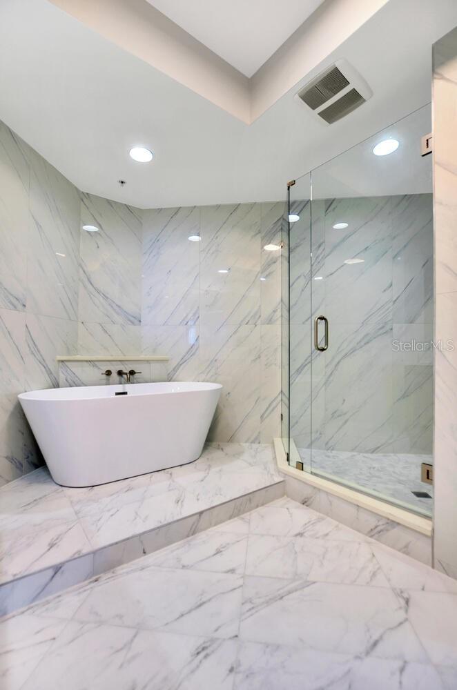 CASTILLO AT WESTSHORE YACHT CL - Residential Lease