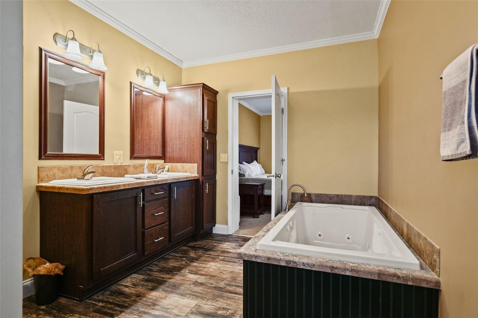 TWIN T OAKS - Residential