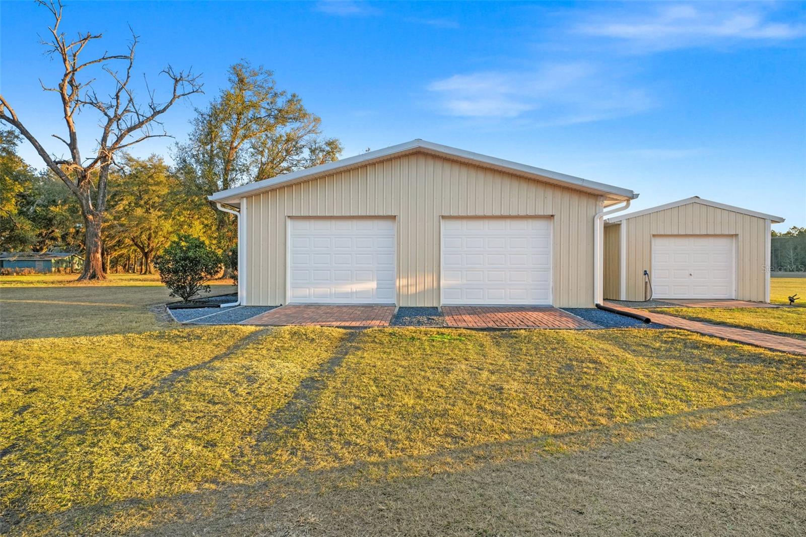 TWIN T OAKS - Residential