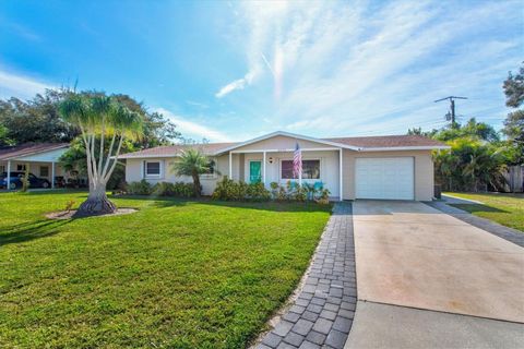 Photo of 2572 Jefferson Circle, Sarasota, FL 34239 (MLS # A4693524)