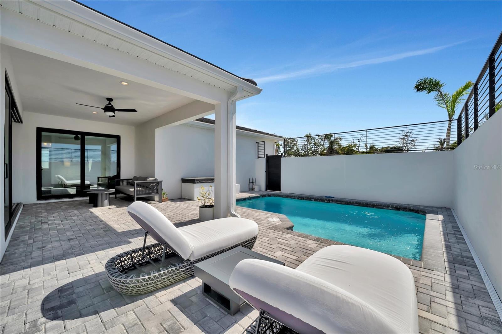 AQUA LAGOON TWNHMS - Residential