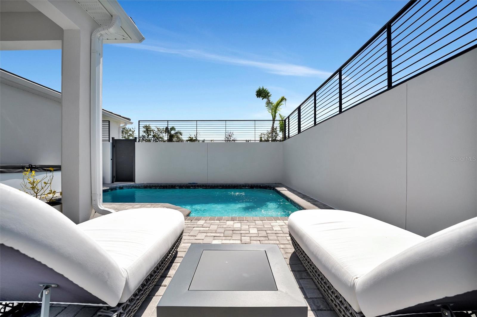 AQUA LAGOON TWNHMS - Residential