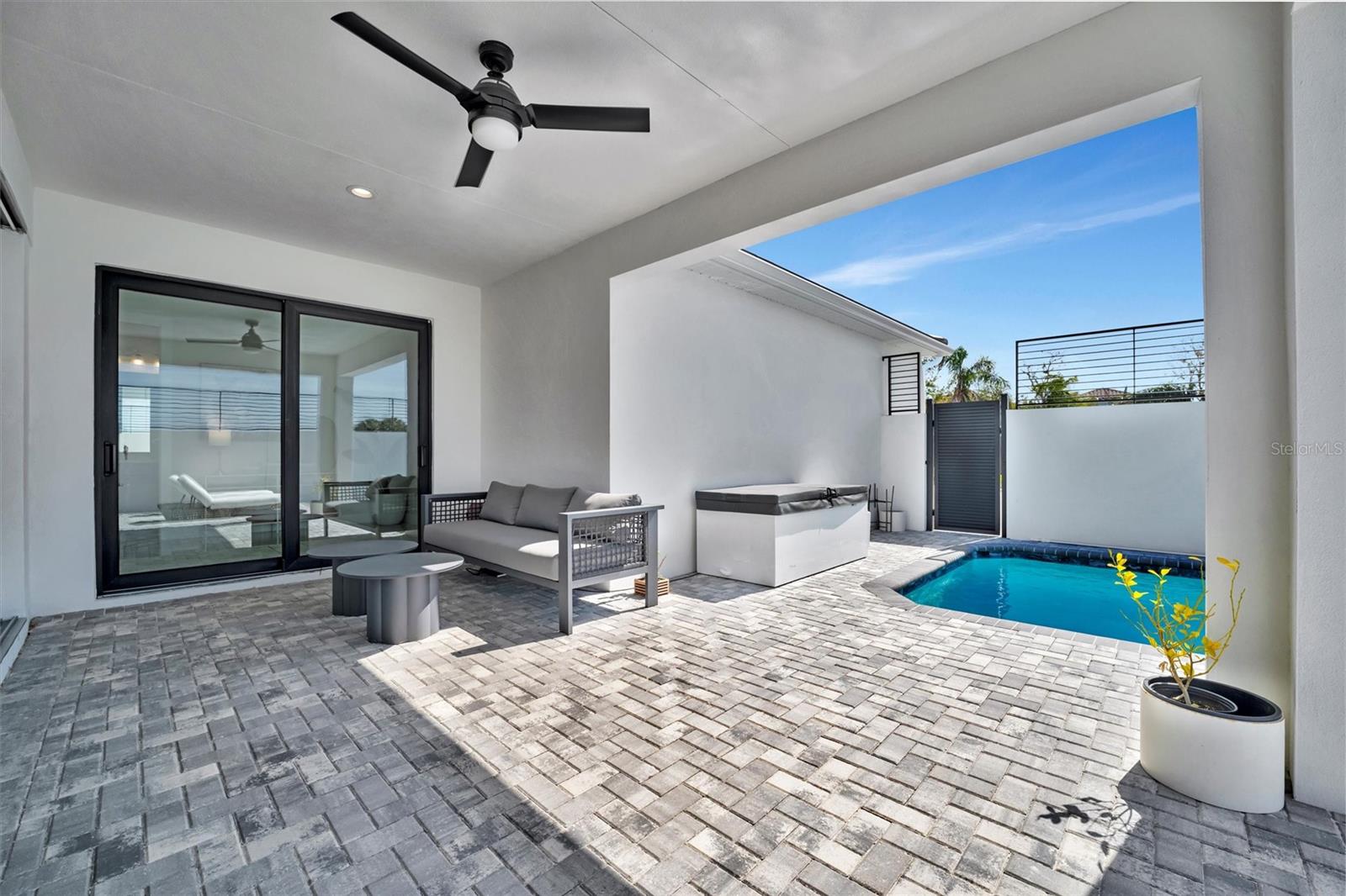 AQUA LAGOON TWNHMS - Residential