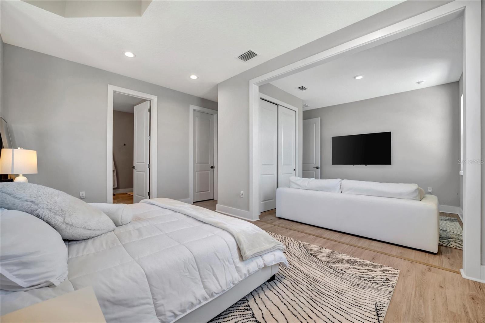 AQUA LAGOON TWNHMS - Residential