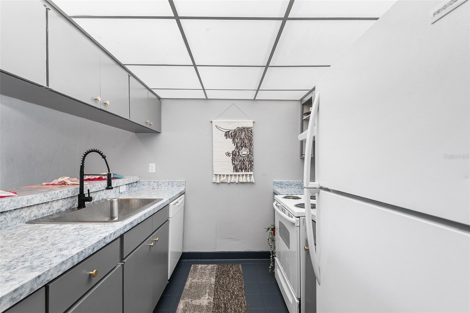 GRENELEFE CONDO CORNER LAKE EAST - Residential