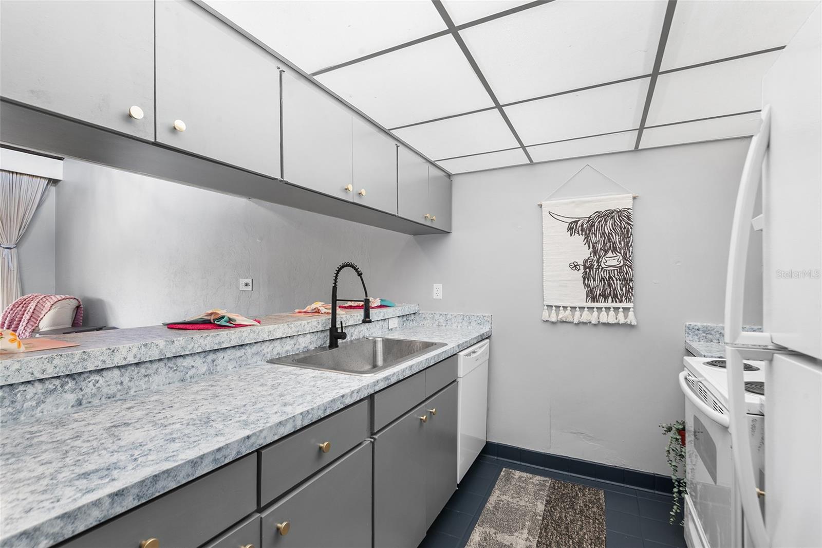 GRENELEFE CONDO CORNER LAKE EAST - Residential