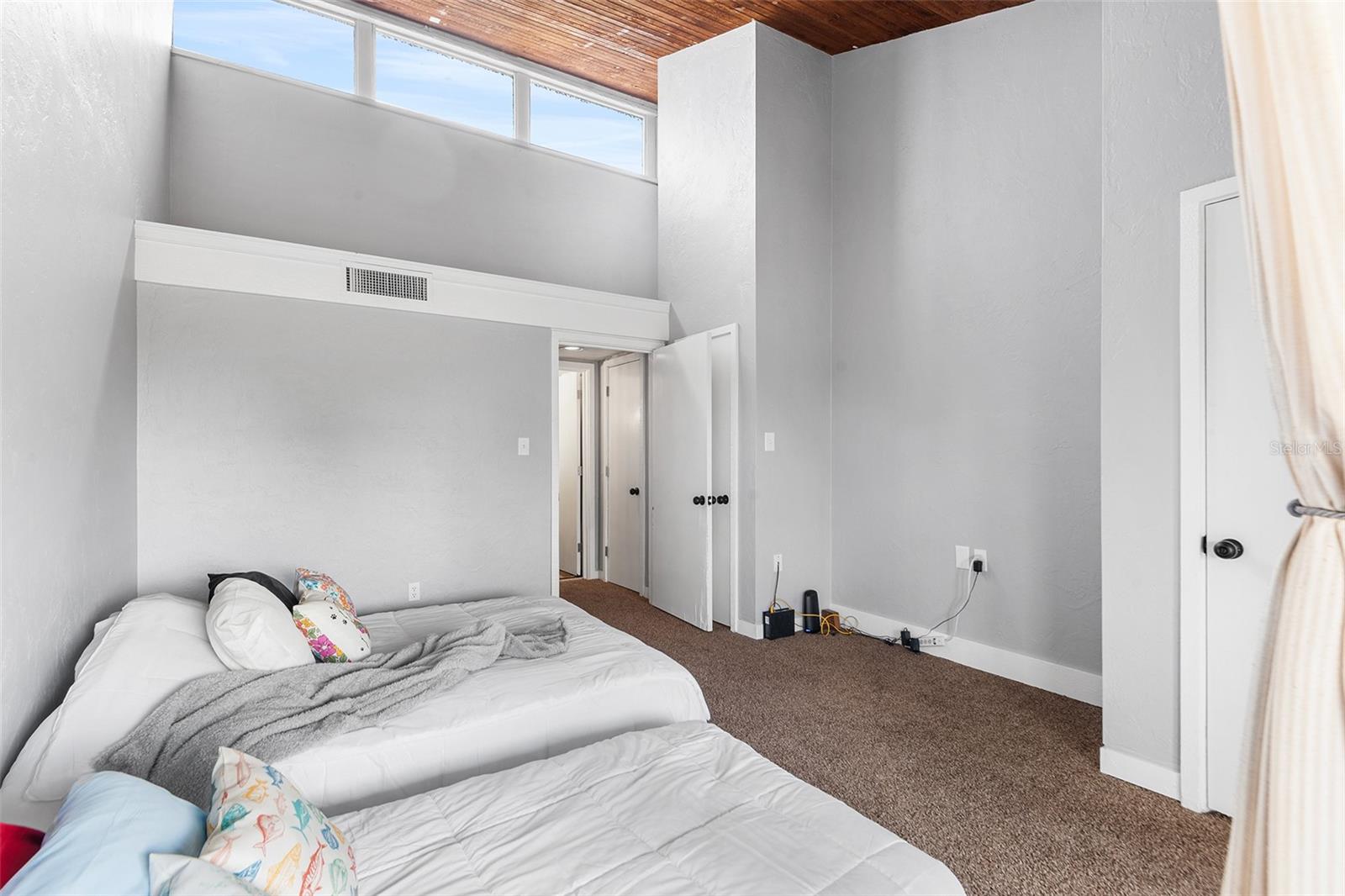 GRENELEFE CONDO CORNER LAKE EAST - Residential