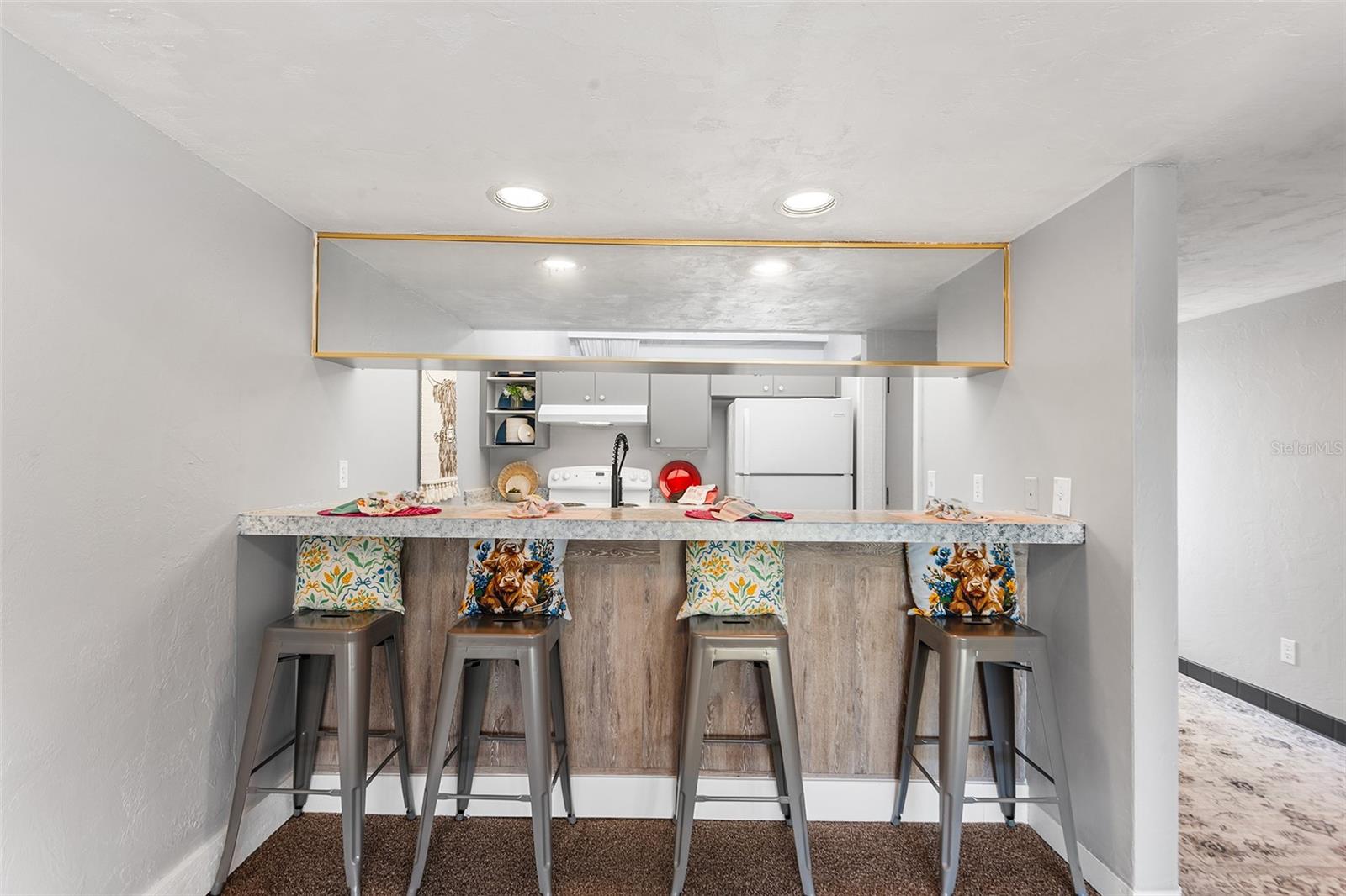 GRENELEFE CONDO CORNER LAKE EAST - Residential