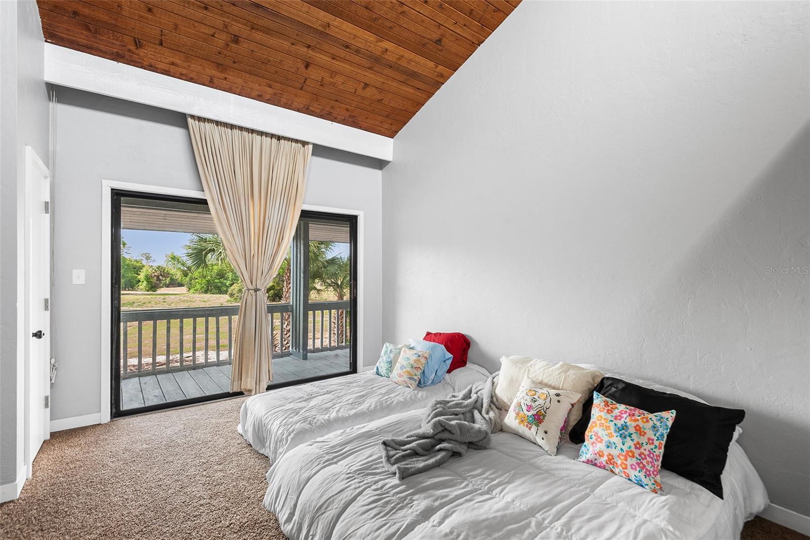GRENELEFE CONDO CORNER LAKE EAST - Residential
