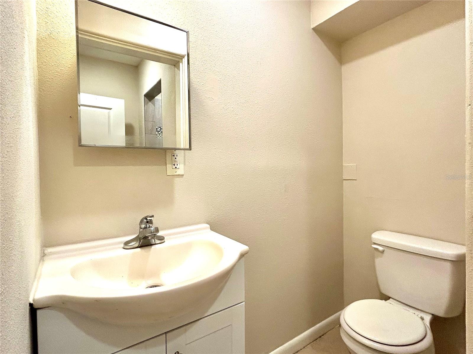 STARR LAKE FLR PROP/W J HOWEY LAN - Residential Lease