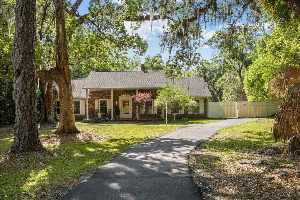 Photo of 1008 S Mildred Avenue, Brooksville, FL 34601 (MLS # OM721945)