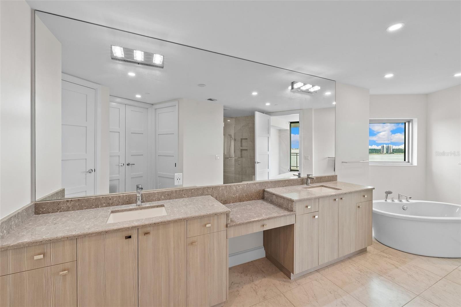 VIRAGE BAYSHORE - Residential