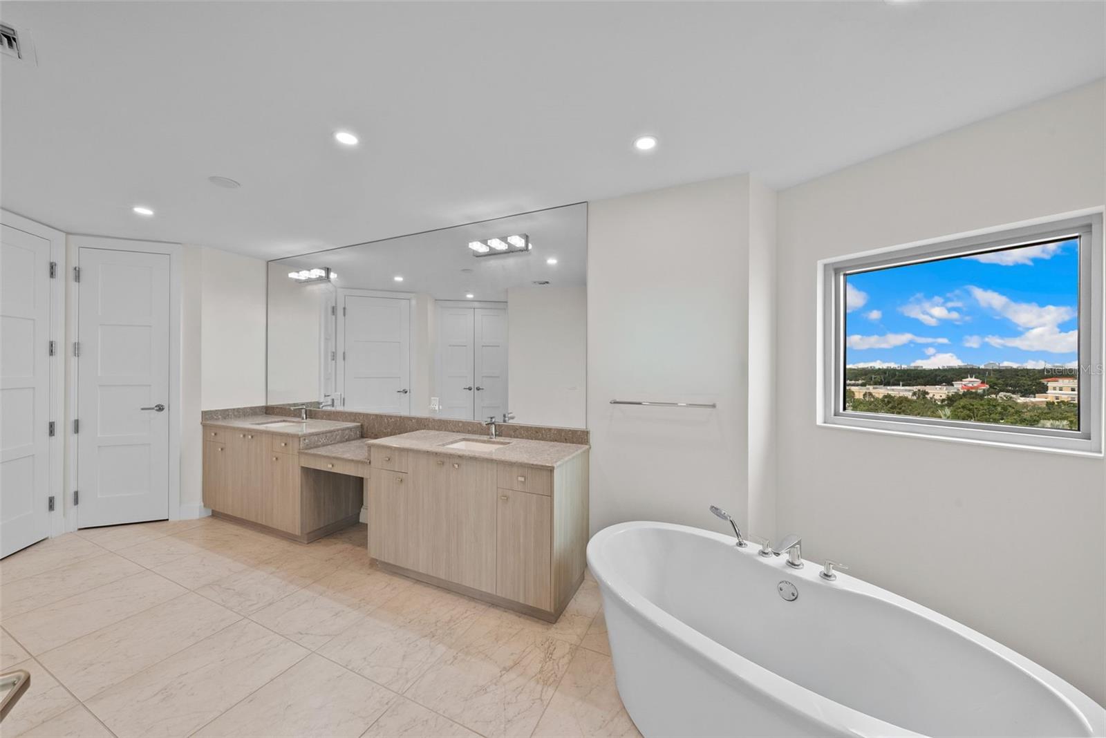 VIRAGE BAYSHORE - Residential