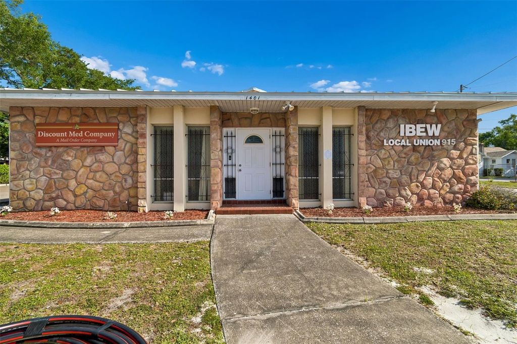 Photo of 1401 9th Avenue N, St Petersburg, FL 33705 (MLS # TB8498674)