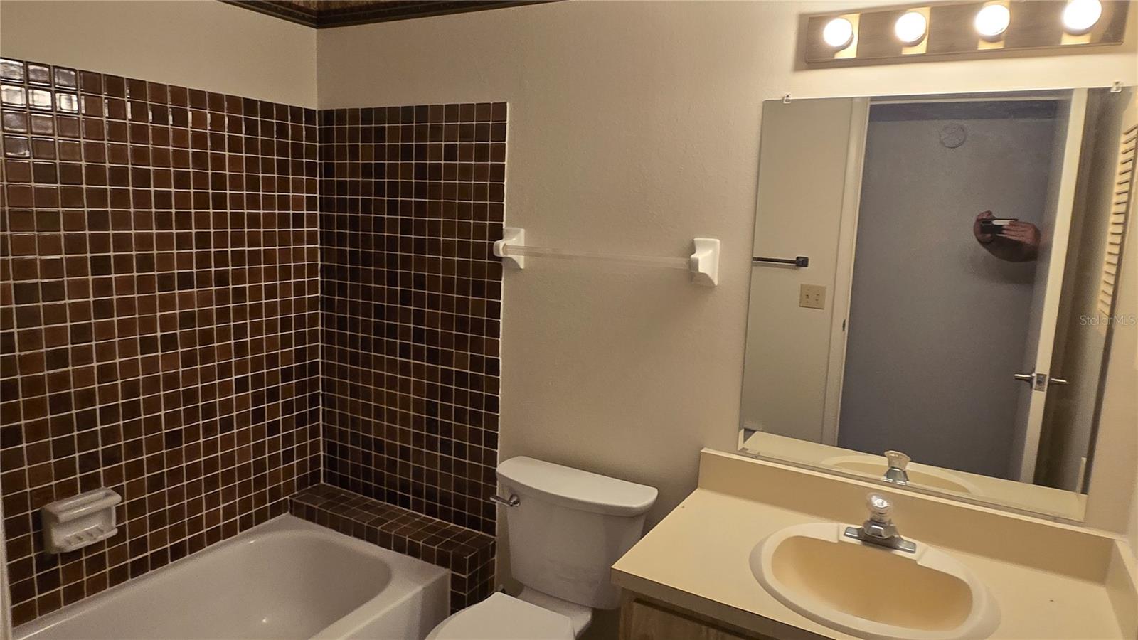 LAKE VIEW CONDO PH II - Residential