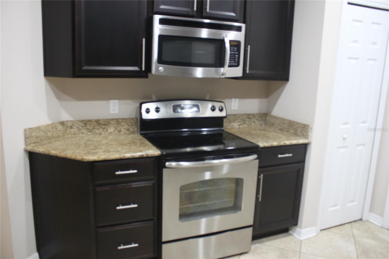 OASIS COVE II/LAKESIDE VILLAGE PH - Residential Lease