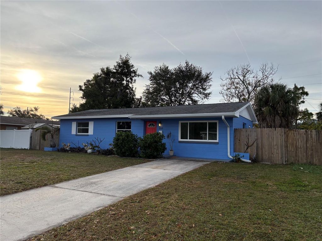 Photo of 704 72nd Avenue N, St Petersburg, FL 33702 (MLS # TB8454116)