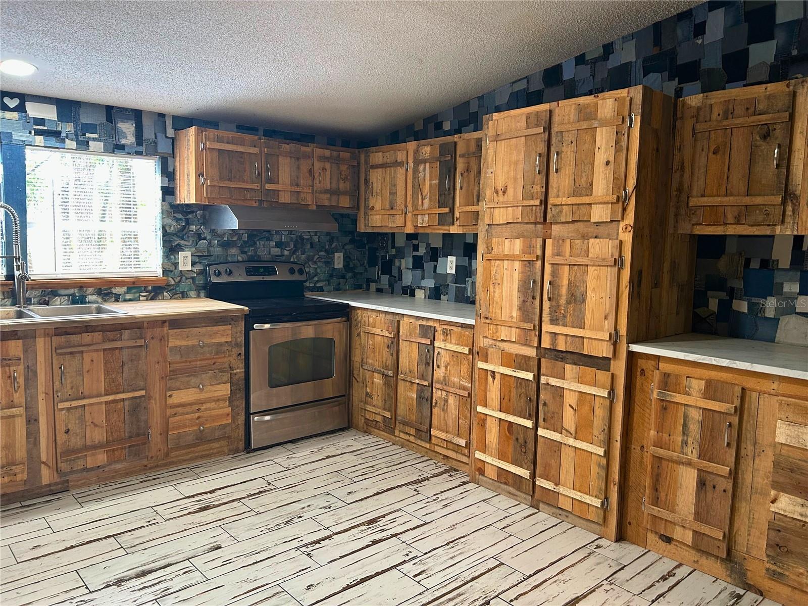 MOON LAKE ESTATES - Residential