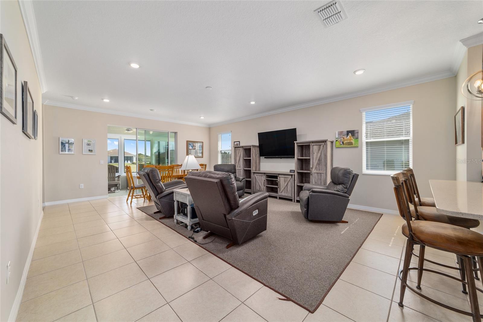 ON TOP OF THE WORLD - Residential