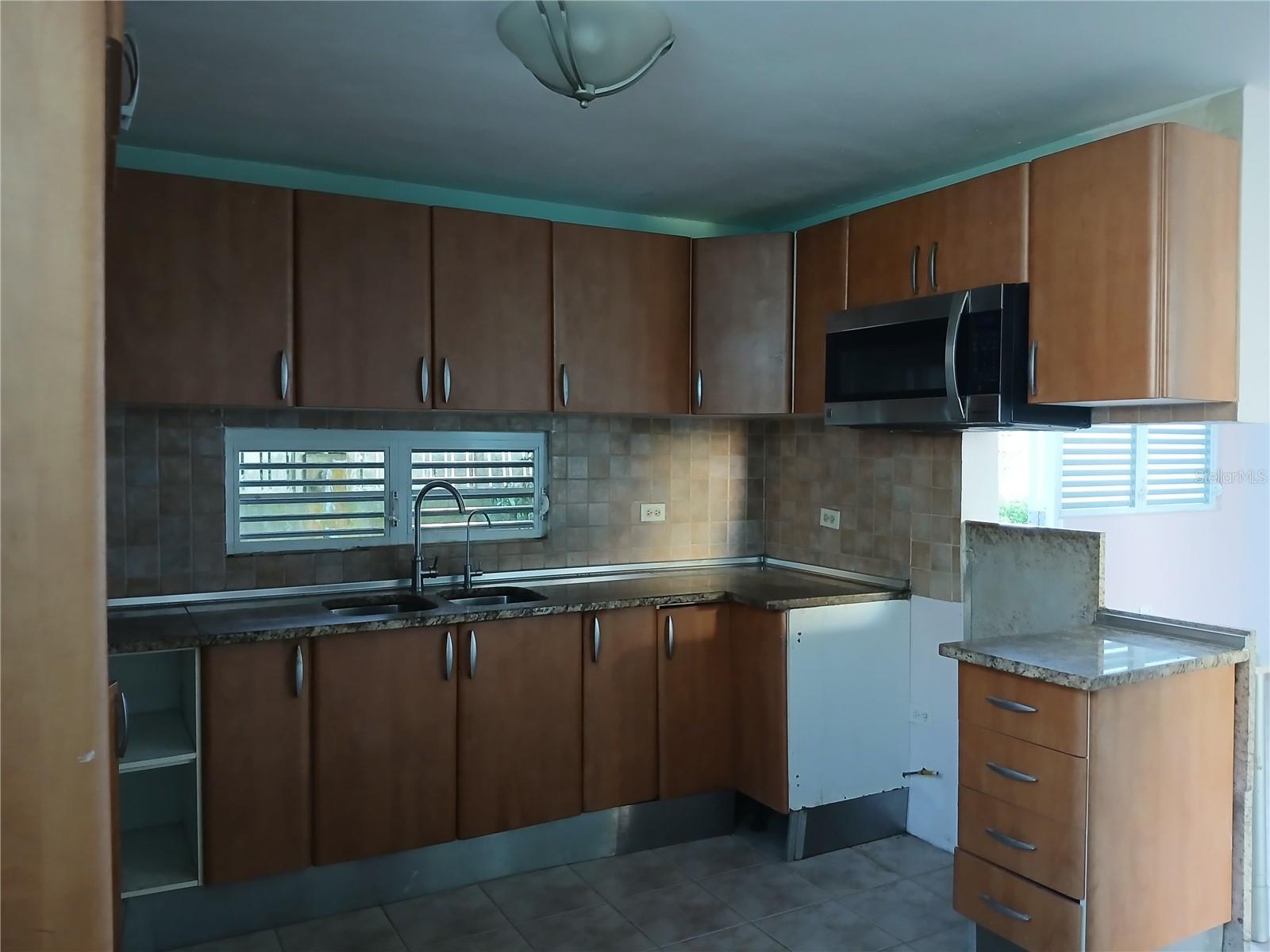 RIVER EDGE HILLS - Residential