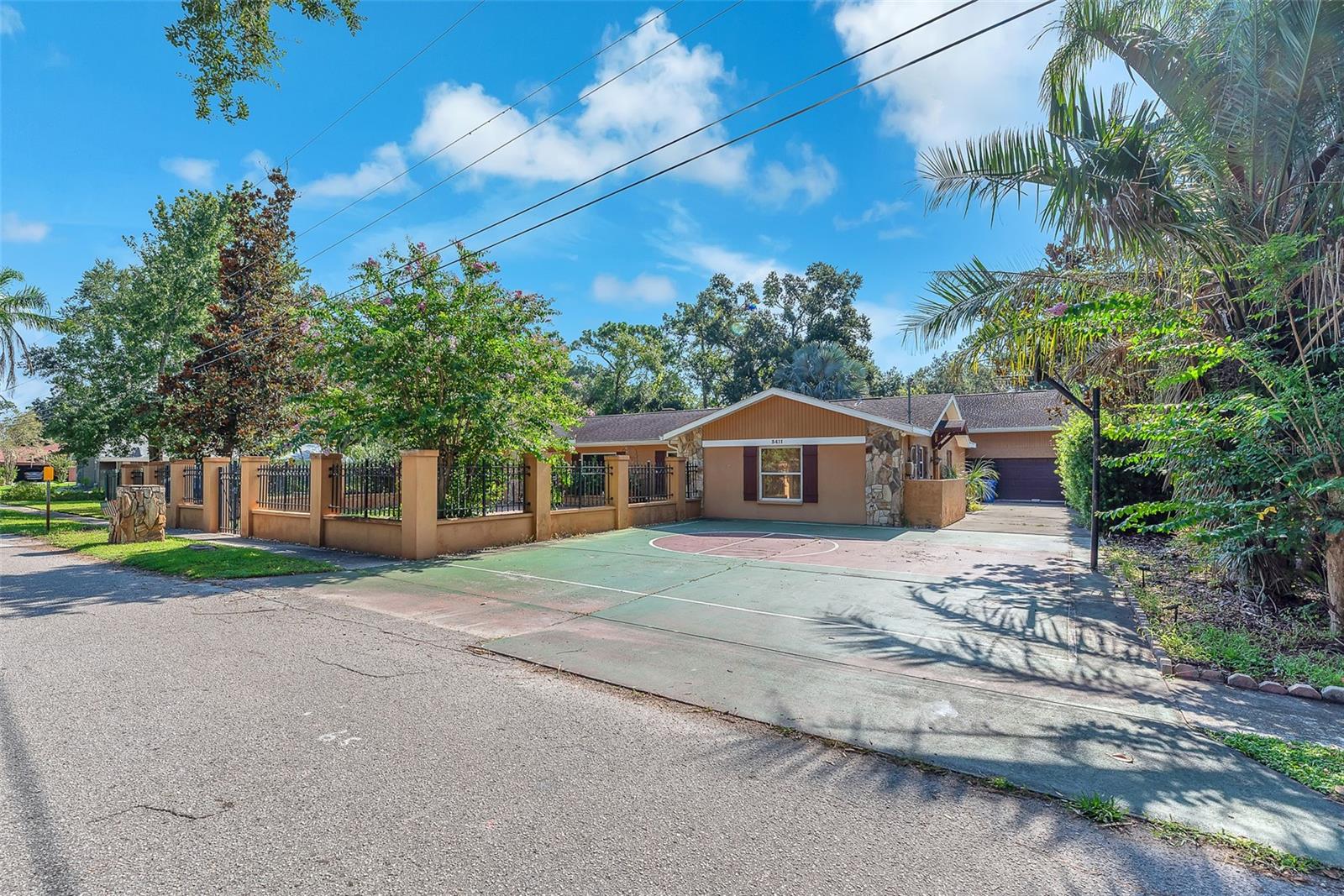 3411 HOLLAND DRIVE