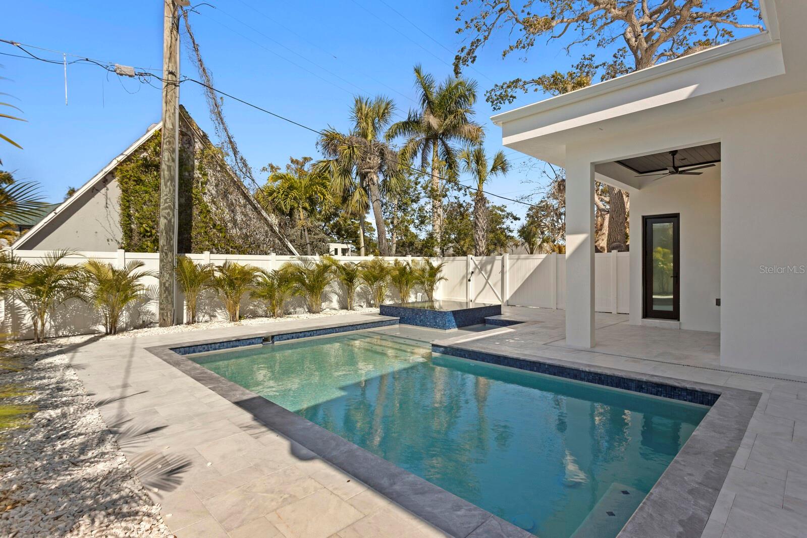 LA LINDA TERRACE - Residential