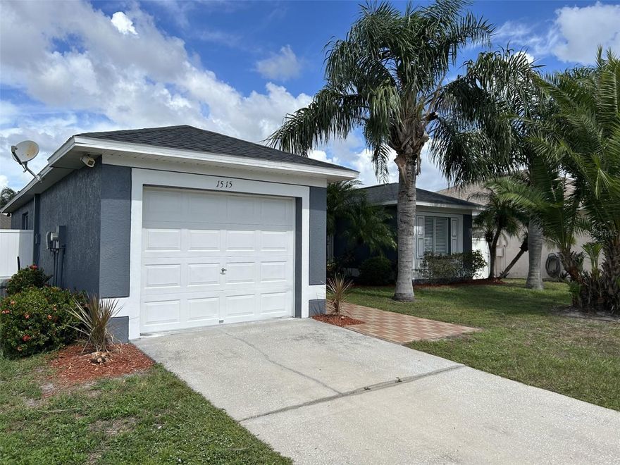Newly painted and updated 3 bedrooms 2 bathroom split floor plan home with a totally fenced backyard is located in the heart of Brandon. It  has one car garage, all floors are ceramic tile and the bedrooms have new installed vinyl. The two bathrooms have been updated as well as the 
kitchen cabinets and counter tops. Sliding doors from the dining area leads to the fenced backyard perfect for entertainment. Property is located close to businesses, restaurants, shopping centers, I75.
