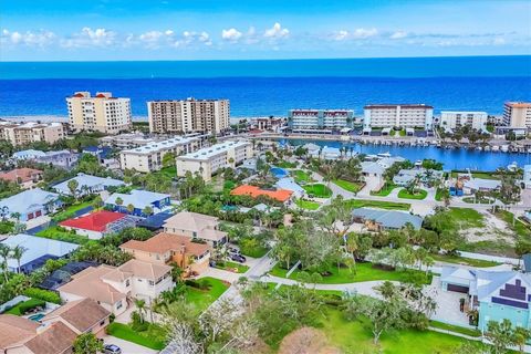 Photo of 811 Laguna Drive, Venice, FL 34285 (MLS # O6318287)