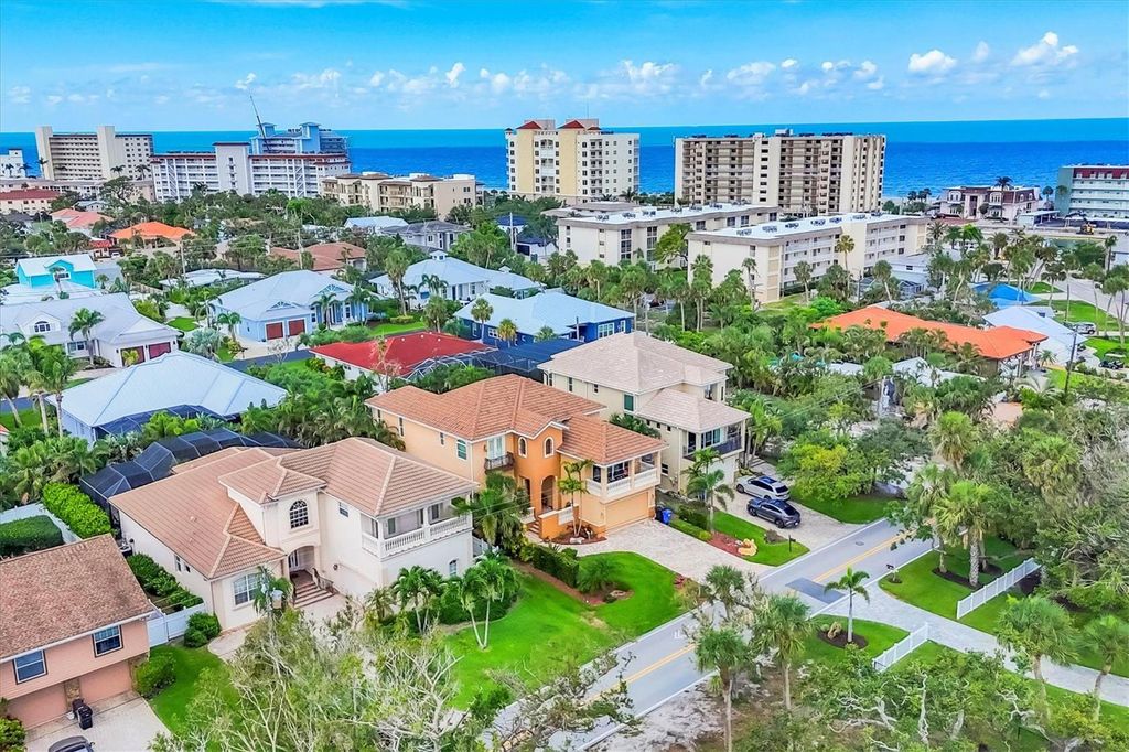 Photo of 811 Laguna Drive, Venice, FL 34285 (MLS # O6318287)