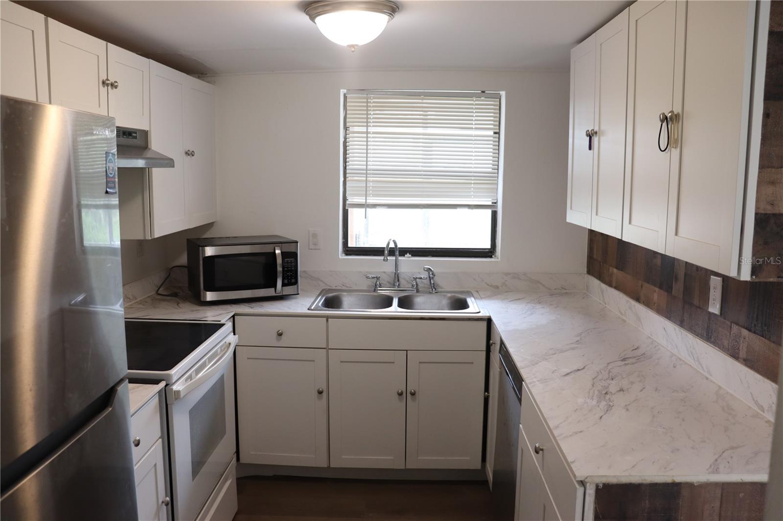 AQUA GARDENS TWNHS BLDG E - Residential Lease