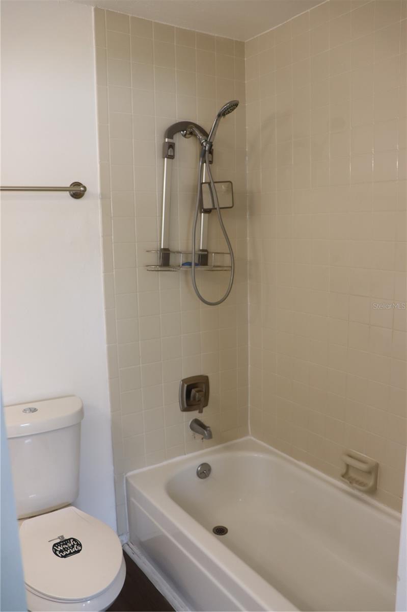 AQUA GARDENS TWNHS BLDG E - Residential Lease