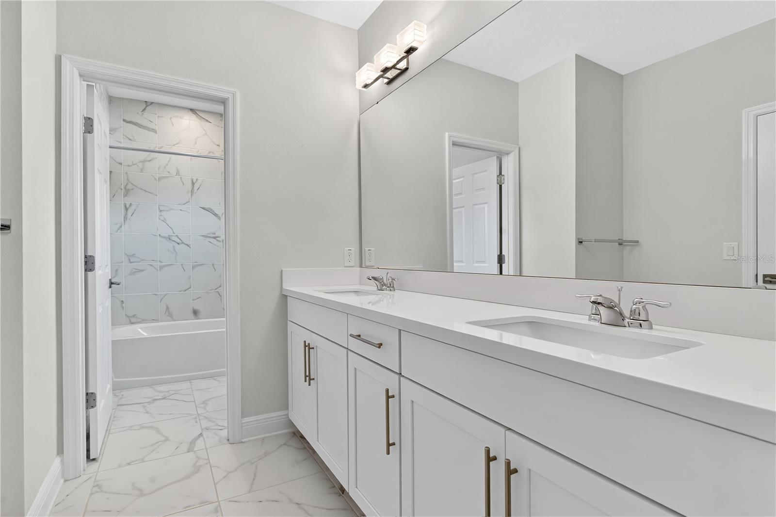 HICKORY HAMMOCK EMERALD POINTE - Residential