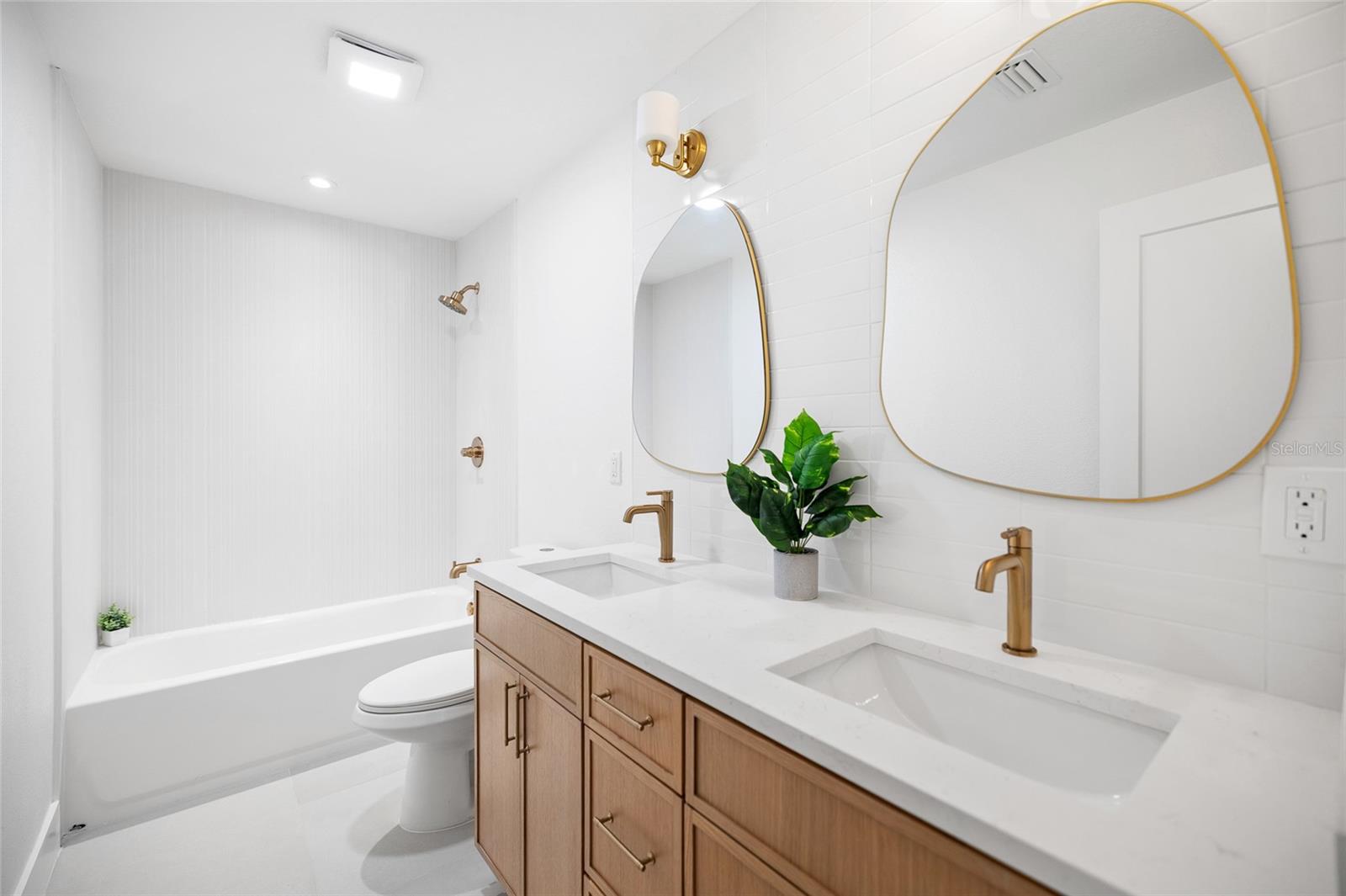 THE MANORS AT CRYSTAL LAKES - Residential