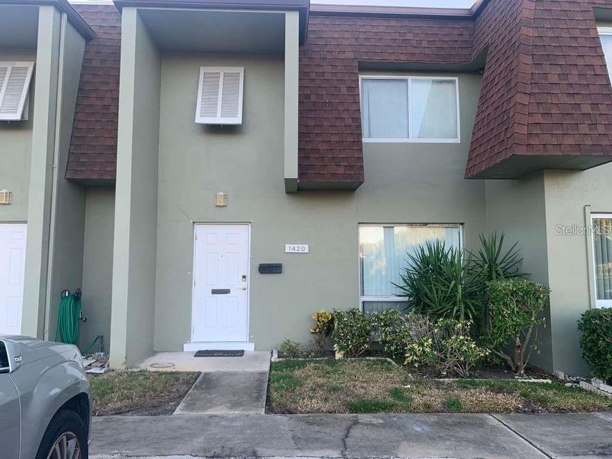 Beautiful 3 bed 2.5 bath townhouse in a great St. Petersburg area. This is a large home with a nice open concept kitchen. Three large bedrooms with plenty of closet spaces. Near to many amenities including shopping centers, Tyrone square mall, beaches and much more.