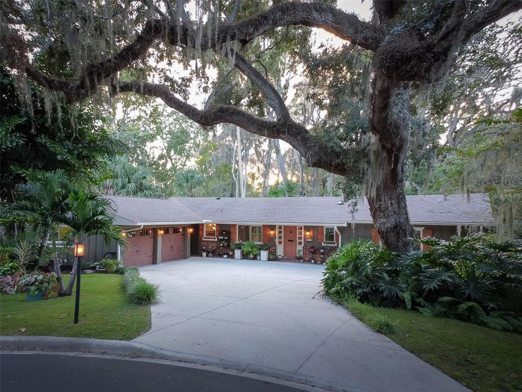 Photo of 709 Boylston Street, Leesburg, FL 34748 (MLS # V4945462)